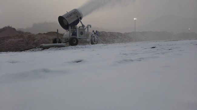 甘肃嘉峪关悬臂滑雪场